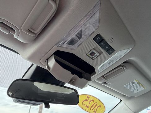 Used 2025 Toyota RAV4 XLE FWD image 31