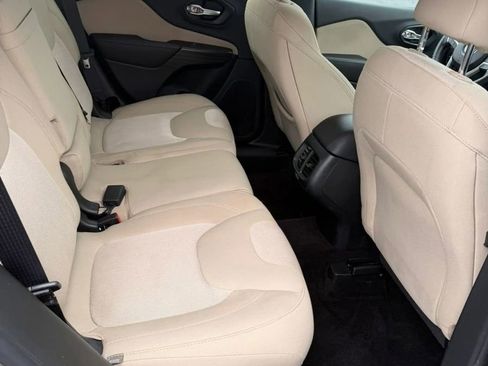 Used 2016 Jeep Cherokee Sport image 17