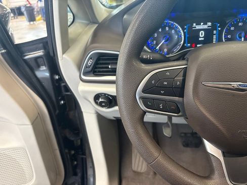 Used 2018 Chrysler Pacifica Touring Plus FWD image 21