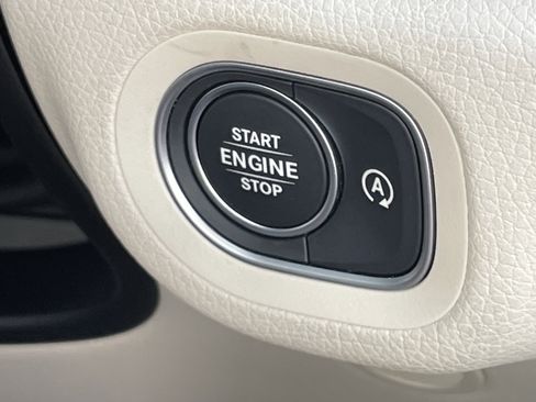 Certified 2025 Mercedes-Benz GLS 450 4MATIC image 31