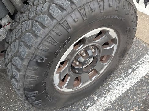 Used 2023 Ford F250 Platinum w/ Tremor Off-Road Package image 5