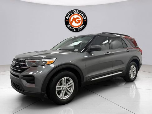 Used 2023 Ford Explorer XLT image 3