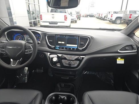 New 2026 Chrysler Pacifica Select image 6