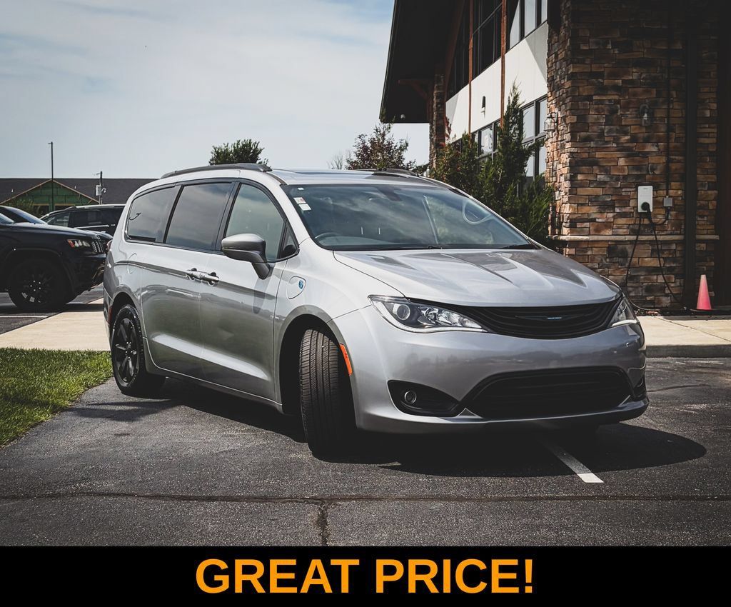 Used 2019 Chrysler Pacifica Limited w/ S Appearance Package FWD image 1