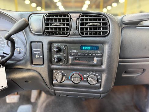 Used 1999 Chevrolet S10 Pickup LS w/ Preferred Equipment Group image 17