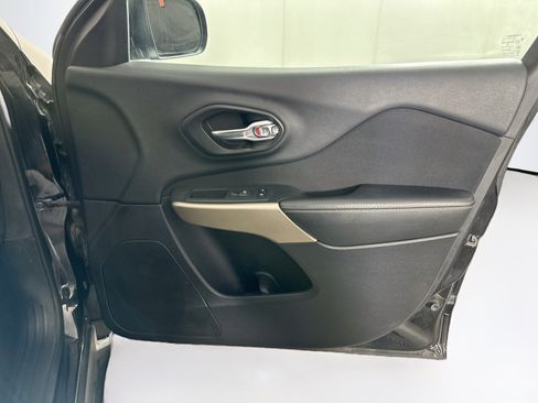 Used 2018 Jeep Cherokee Latitude FWD image 29