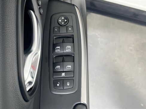 Used 2022 Jeep Cherokee Limited image 17