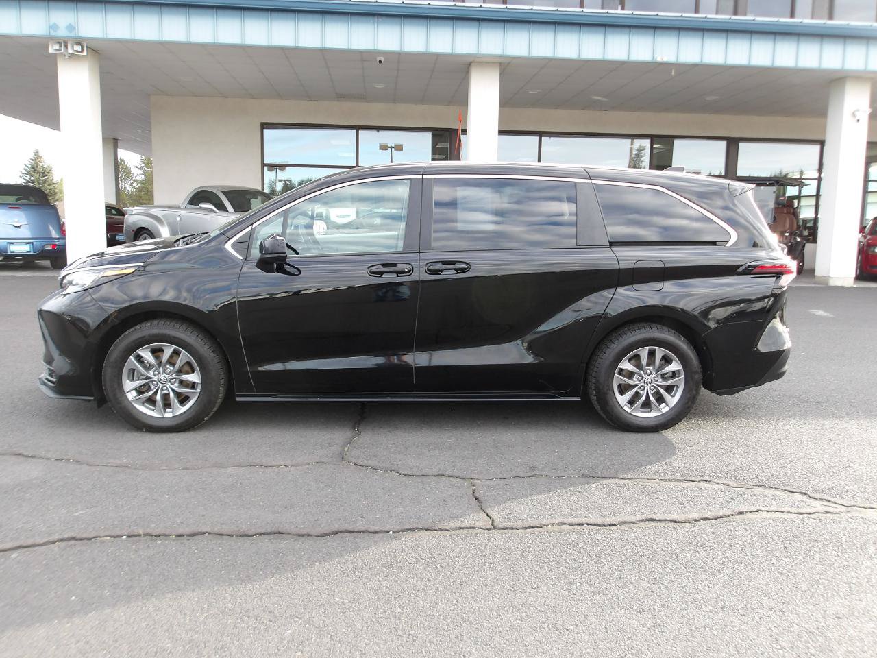 Used 2023 Toyota Sienna LE AWD/4WD image 2