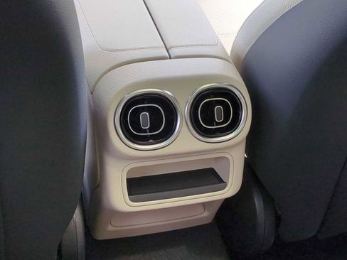 Used 2025 Mercedes-Benz GLC 300 4MATIC image 40