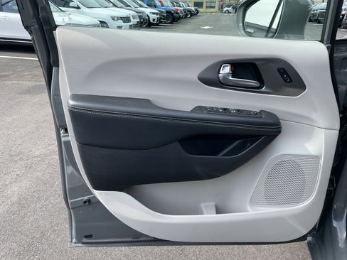 Used 2022 Chrysler Pacifica Touring-L image 29