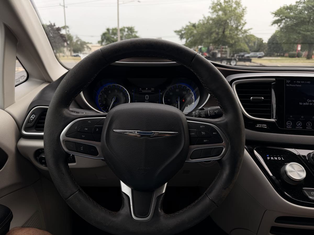 Used 2019 Chrysler Pacifica Touring-L FWD image 20