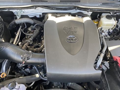 Used 2017 Toyota Tacoma TRD Off-Road image 24