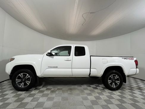 Used 2017 Toyota Tacoma TRD Sport w/ Tow Package (A/T) image 4