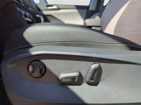 Used 2023 Volkswagen Taos SEL image 10