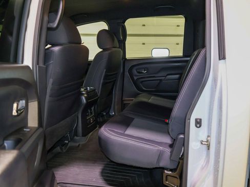 Used 2019 Nissan Titan SV w/ SV Convenience Package image 9