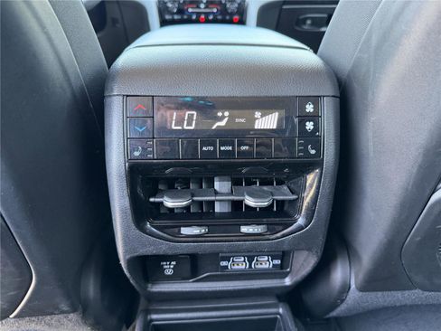Used 2023 Jeep Grand Cherokee L Limited AWD/4WD image 4