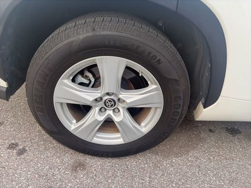 Used 2021 Toyota Highlander L image 9