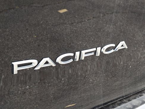Used 2024 Chrysler Pacifica Touring-L FWD image 31