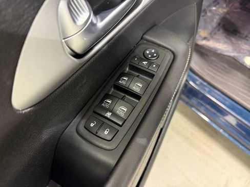 Used 2025 Chrysler Pacifica Limited FWD image 12
