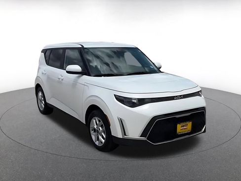 Used 2025 Kia Soul LX w/ LX Technology Package FWD image 3