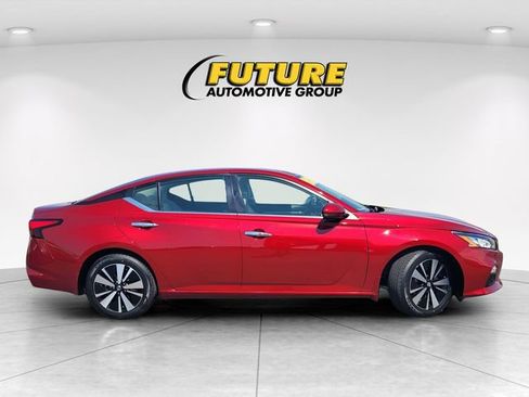 Certified 2021 Nissan Altima 2.5 SV w/ SV Premium Package FWD image 3
