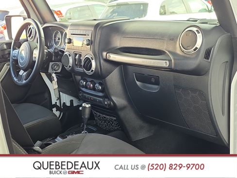 Used 2016 Jeep Wrangler Unlimited Rubicon w/ Connectivity Group AWD/4WD image 26