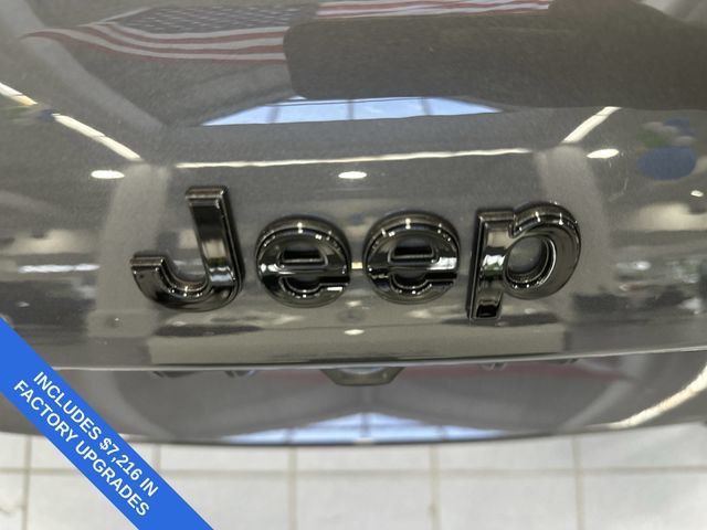 Used 2023 Jeep Grand Cherokee Limited w/ Luxury Tech Group II AWD/4WD image 10