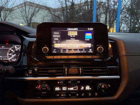 Used 2025 Nissan Pathfinder SV image 18