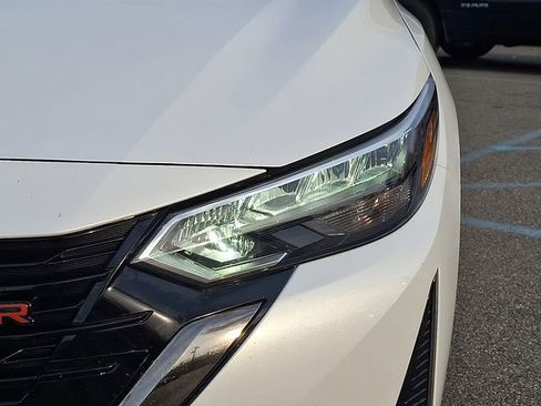 Used 2025 Nissan Sentra SR w/ SR Premium Package image 9