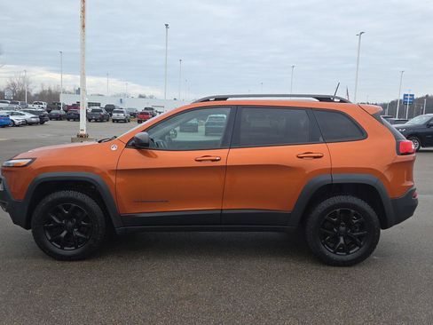 Used 2016 Jeep Cherokee Trailhawk image 2