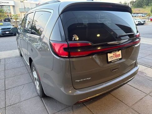 Used 2022 Chrysler Pacifica Limited FWD image 5