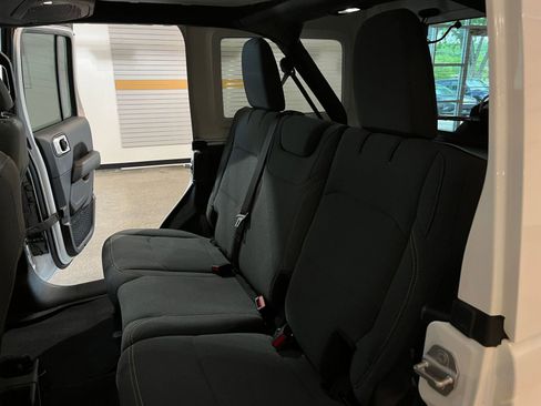 Used 2025 Jeep Wrangler Unlimited Sahara AWD/4WD image 39