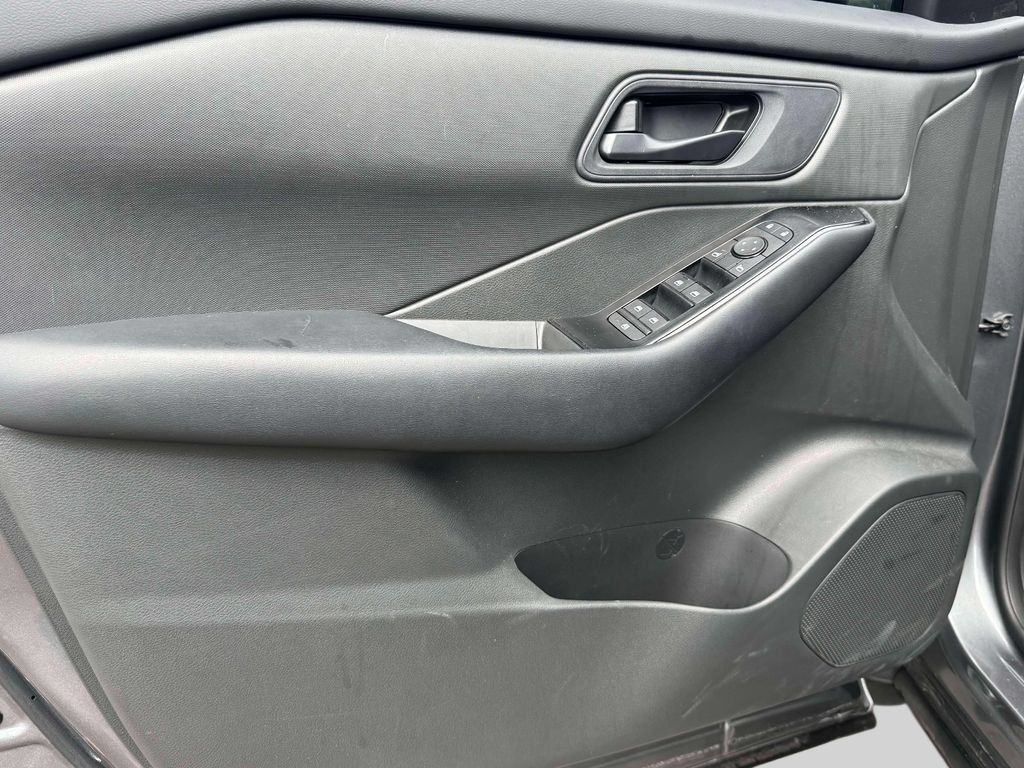 Used 2025 Nissan Rogue S AWD/4WD image 17