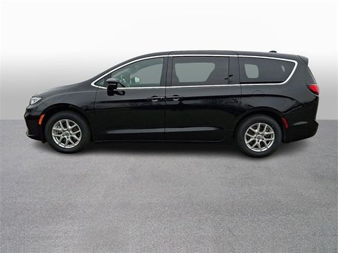 Used 2025 Chrysler Pacifica Select image 7