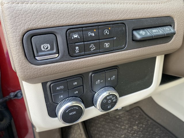 Used 2024 GMC Yukon XL Denali AWD/4WD image 24