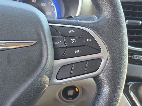 Used 2020 Chrysler Pacifica Touring image 28