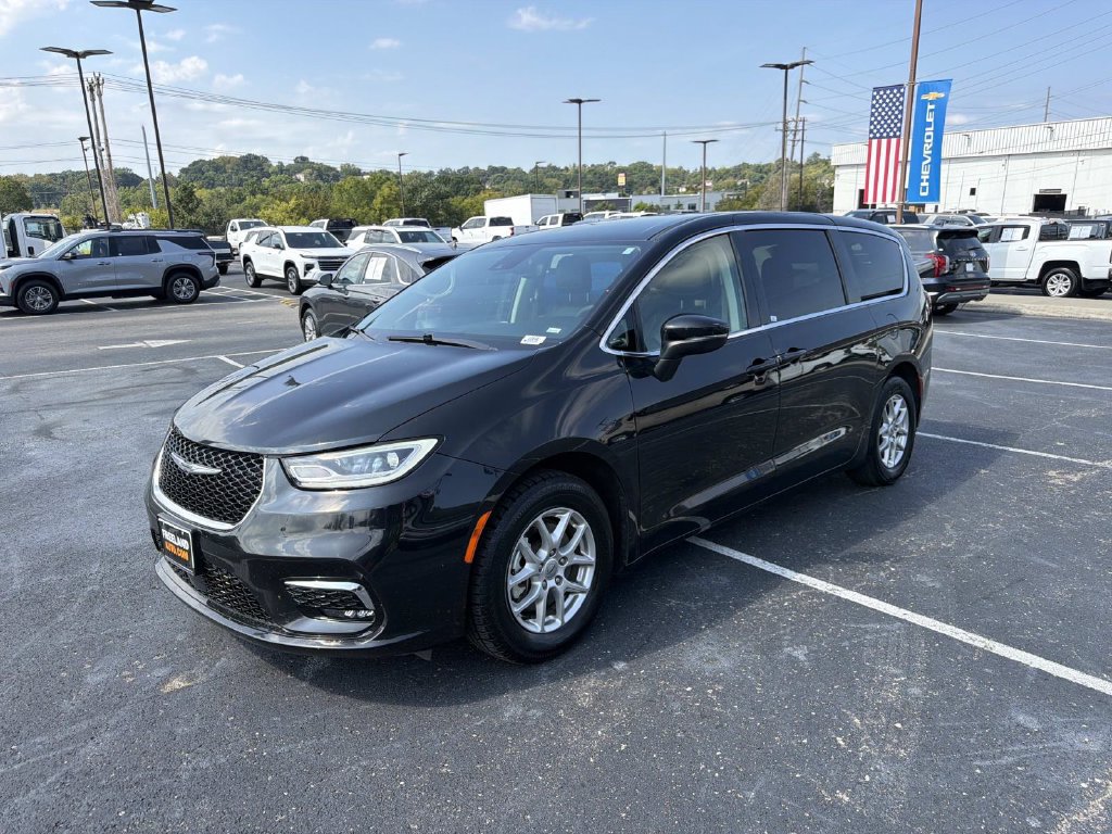 Used 2023 Chrysler Pacifica Touring-L FWD image 7