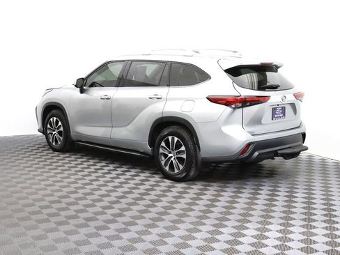 Used 2021 Toyota Highlander XLE AWD/4WD image 7