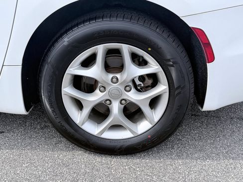 Used 2020 Chrysler Pacifica Touring-L FWD image 37