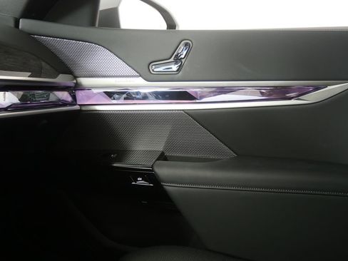 Used 2025 BMW 740i w/ Premium Package RWD image 27