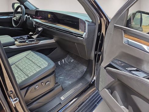 Used 2025 Cadillac Escalade Sport Platinum RWD image 12