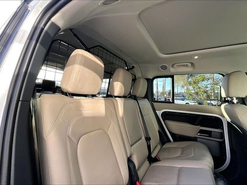 Used 2023 Land Rover Defender 130 SE image 27