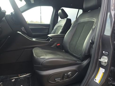 New 2026 Jeep Grand Cherokee Laredo image 9