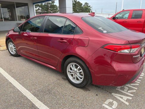 Used 2022 Toyota Corolla LE FWD image 3