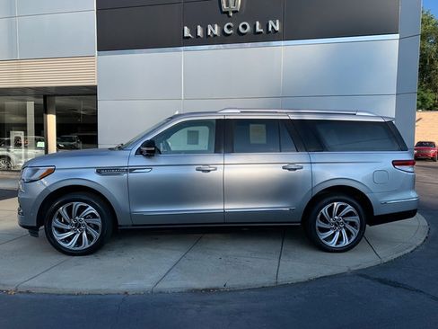 Used 2023 Lincoln Navigator L Reserve AWD/4WD image 2