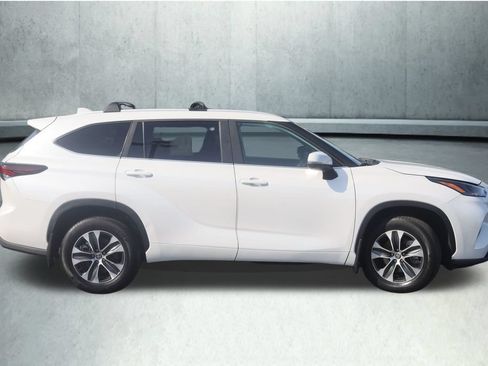 Used 2025 Toyota Highlander XLE AWD/4WD image 16