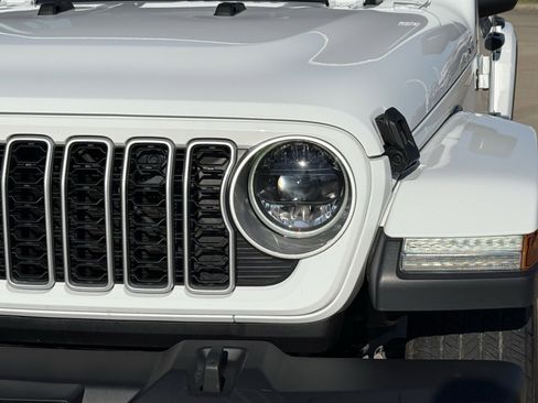 Used 2025 Jeep Wrangler Sahara image 11