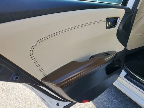 Used 2015 Toyota Avalon Limited image 17
