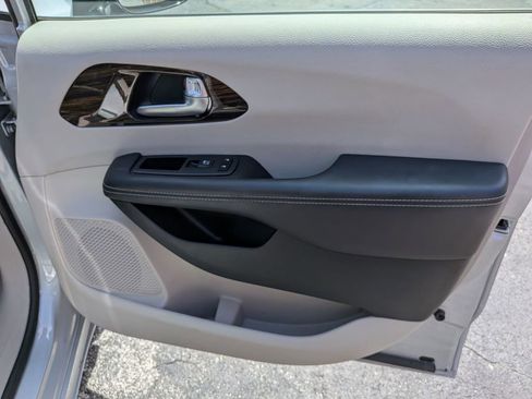 Used 2024 Chrysler Pacifica Limited image 28