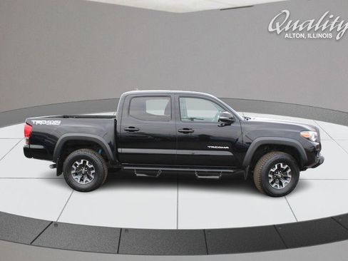 Used 2017 Toyota Tacoma TRD Sport image 3